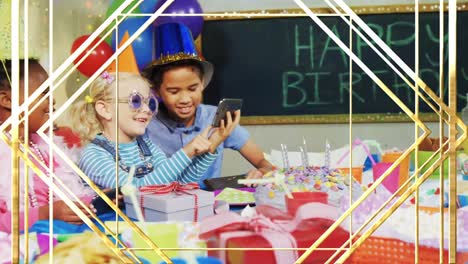 animación de formas de oro sobre diversos niños que usan teléfonos inteligentes en una fiesta de cumpleaños
