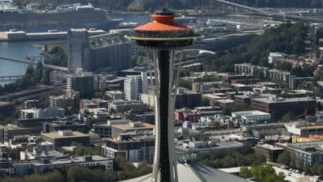 Estrecha-Vista-Aérea-De-La-Aguja-Espacial-De-Seattle-Bajando-Para-Mostrar-Los-Ascensores-Que-Llevan-A-Los-Turistas-A-Las-Vistas