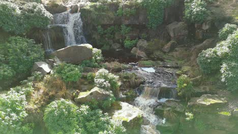 Imágenes-Aéreas-De-Drones-De-Una-Alta-Cascada-Rocosa-En-Los-Valles-De-Yorkshire,-Centavos