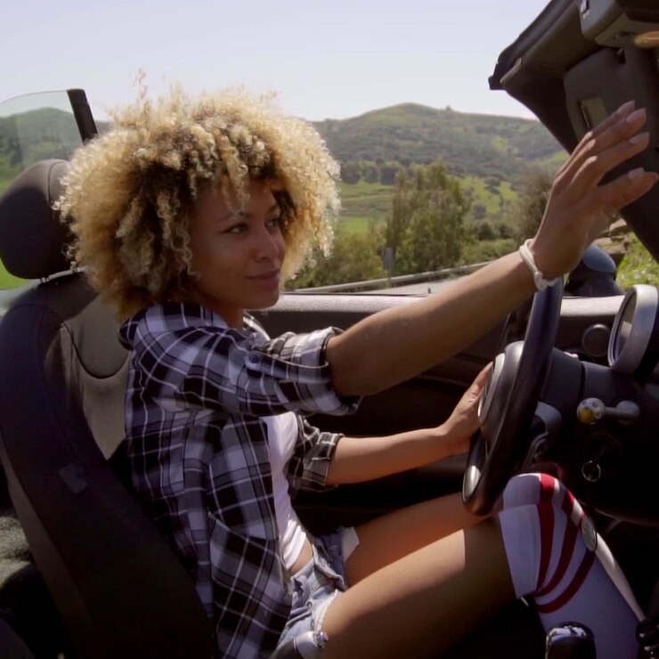 Giovane donna seduta in cabriolet