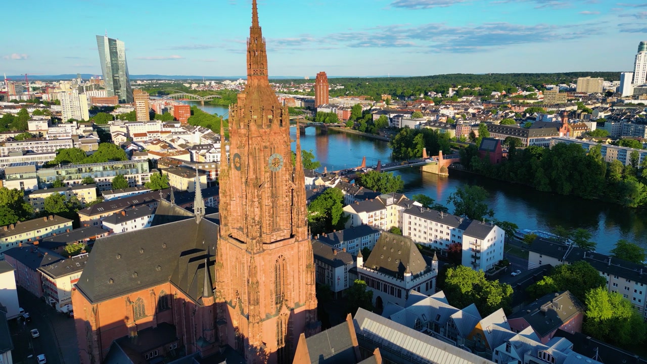 Video 4K con drone del Kaiserdom St. Bartholomäus in stile gotico con il moderno edificio della Banca Centrale Europea in lontananza sul fiume Meno nel centro di Francoforte, Germania