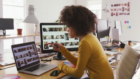 mujer de raza mixta trabajando en una oficina creativa