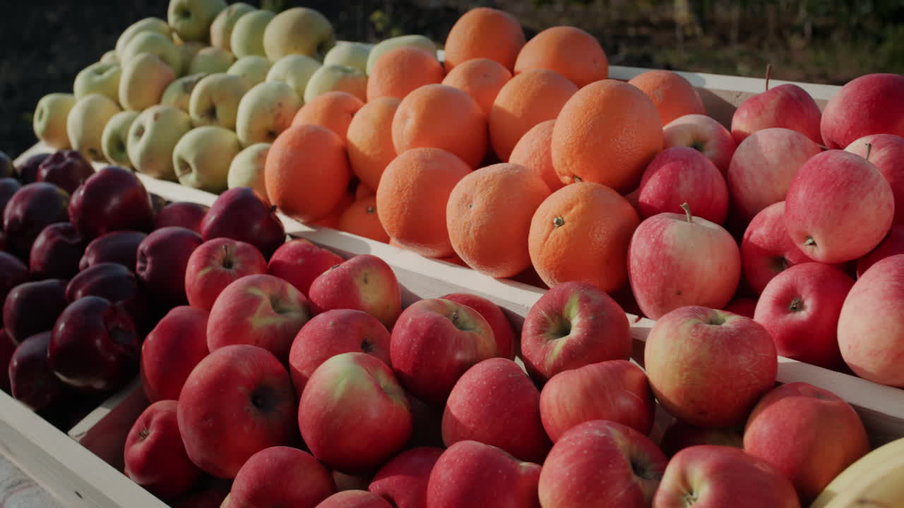 balcão com maçãs laranjas e bananas