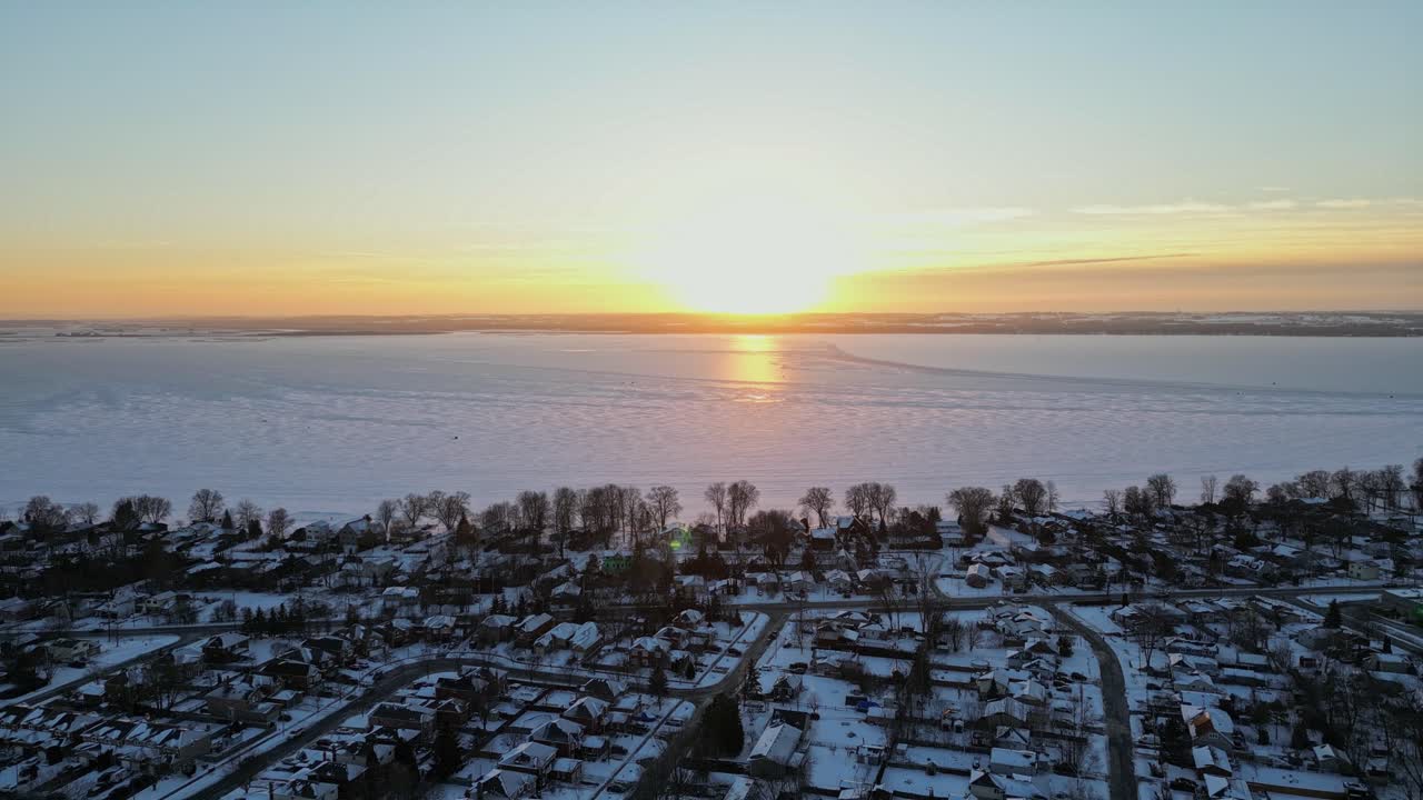 hora dorada junto a los grandes lagos durante el invierno y la puesta de sol