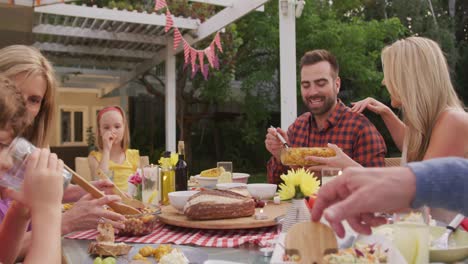 familia de tres generaciones disfrutando del almuerzo al aire libre