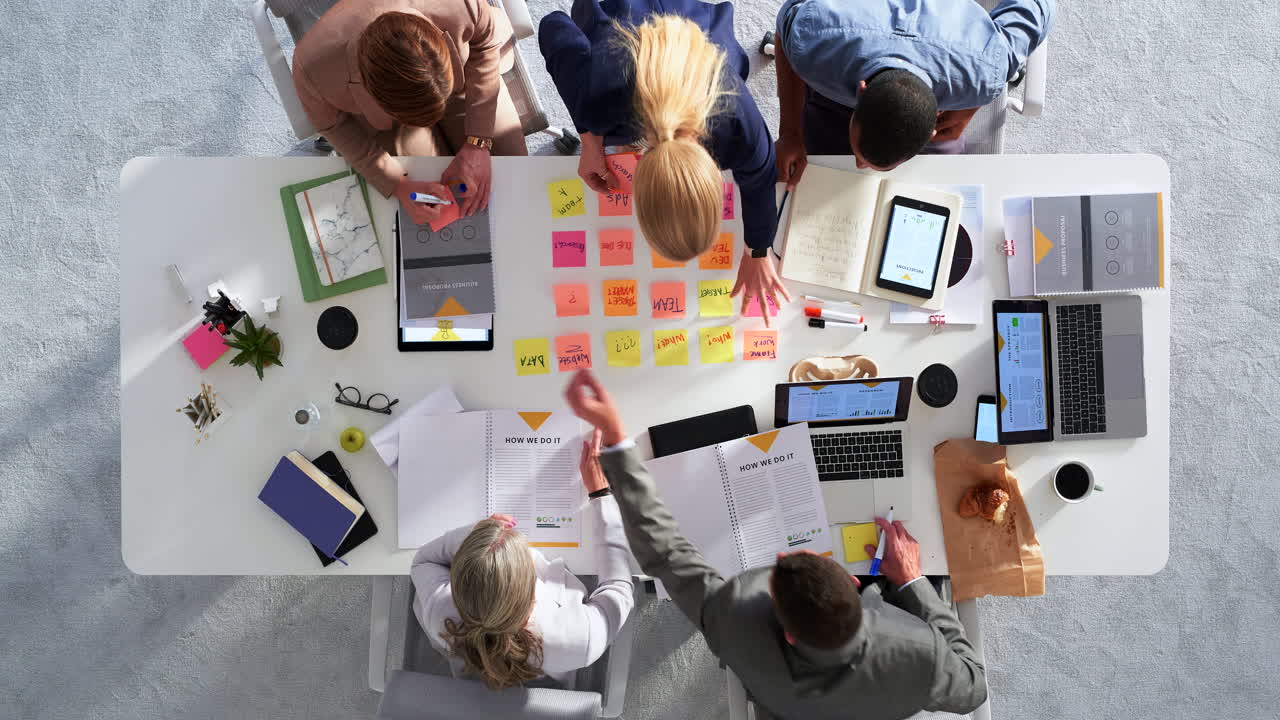 Professionisti, team e riunione con pianificazione
