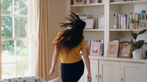 Hermosa-Mujer-Despreocupada-Bailando-En-Casa-Divirtiéndose-Adolescente-Celebrando-Con-Movimientos-De-Baile-Geniales-Disfrutando-De-La-Libertad-El-Fin-De-Semana-4k