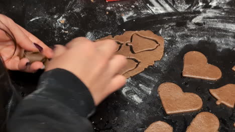 Mujer-Cocinando-Galletas-De-Jengibre-Con-Forma-De-Campana-Y-Corazón,-Cerrar