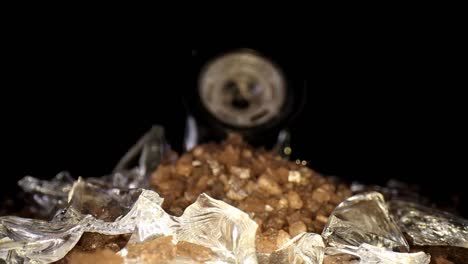 empujando lentamente hacia un montón de vidrios rotos y sal marina de un molinillo roto, vista macro de fragmentos de vidrio para comenzar y luego enfocarse principalmente en un gran montículo de sal al final