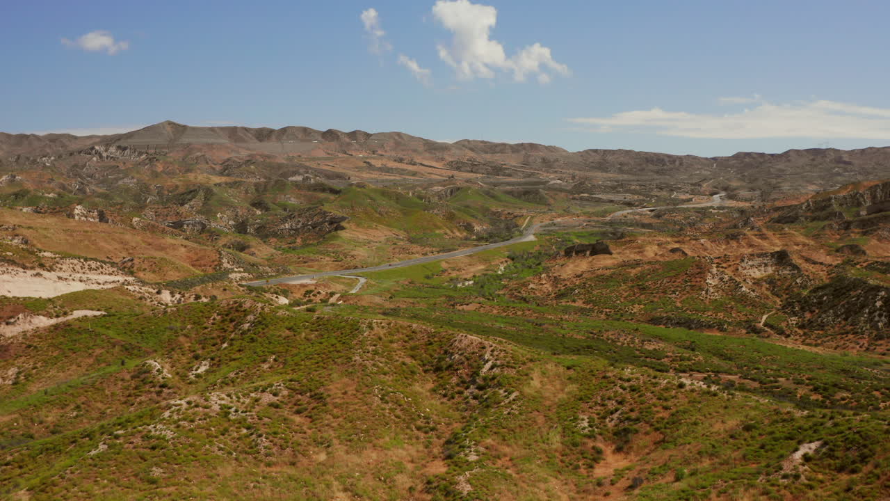 Le colline vicino alla I-15, nei pressi di Phelan in California