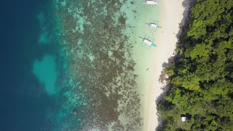 Vista-Aérea-De-La-Isla-Tropical-Con-Vegetación-Verde-Y-Playa-De-Arena-Blanca-Con-Aguas-Azules-En-Filipinas---Pedestal-De-Cámara-Arriba