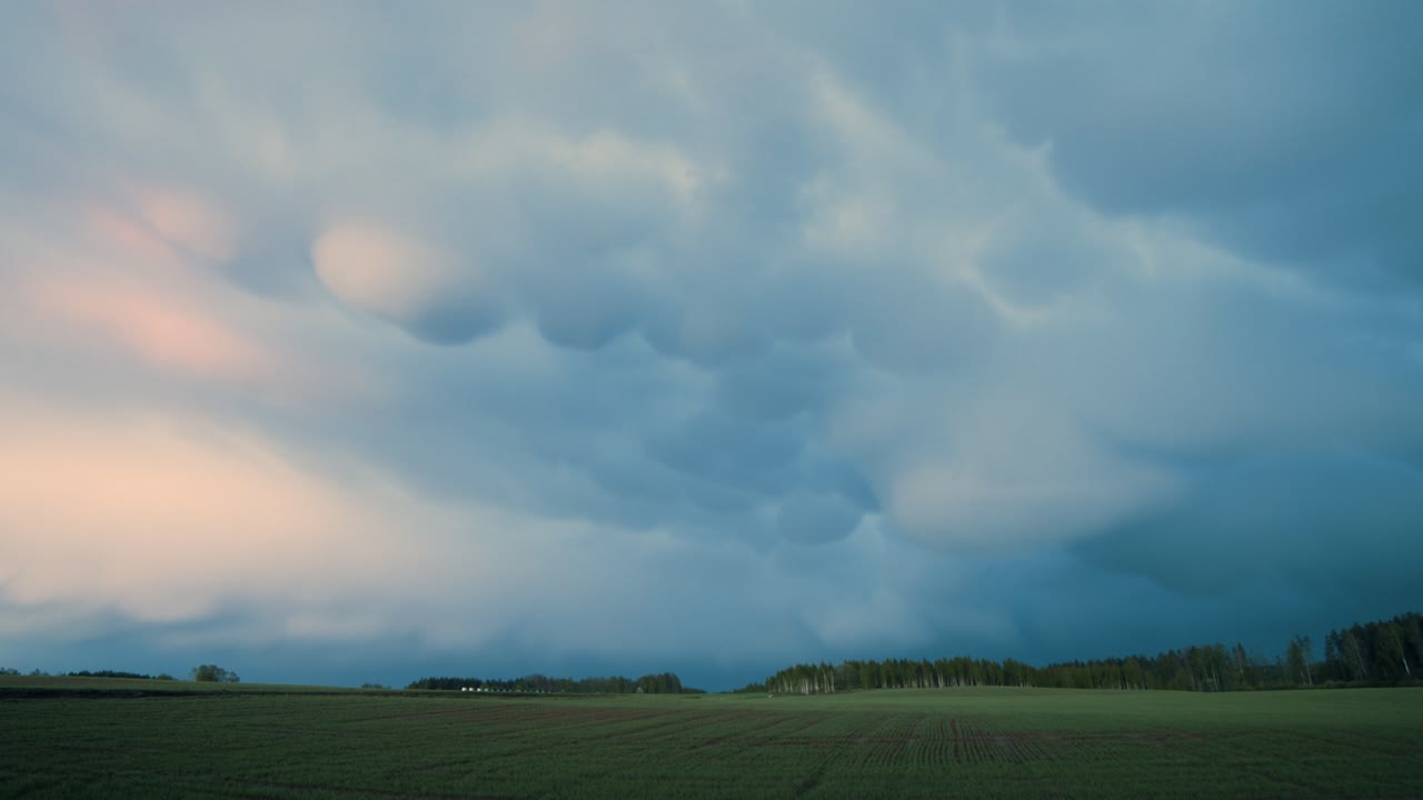 여름 저녁 석양 빛에 mammatus 폭풍 구름