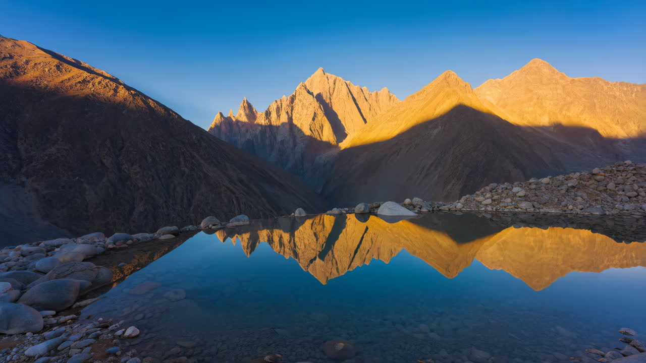 Il riflesso della montagna in un lago