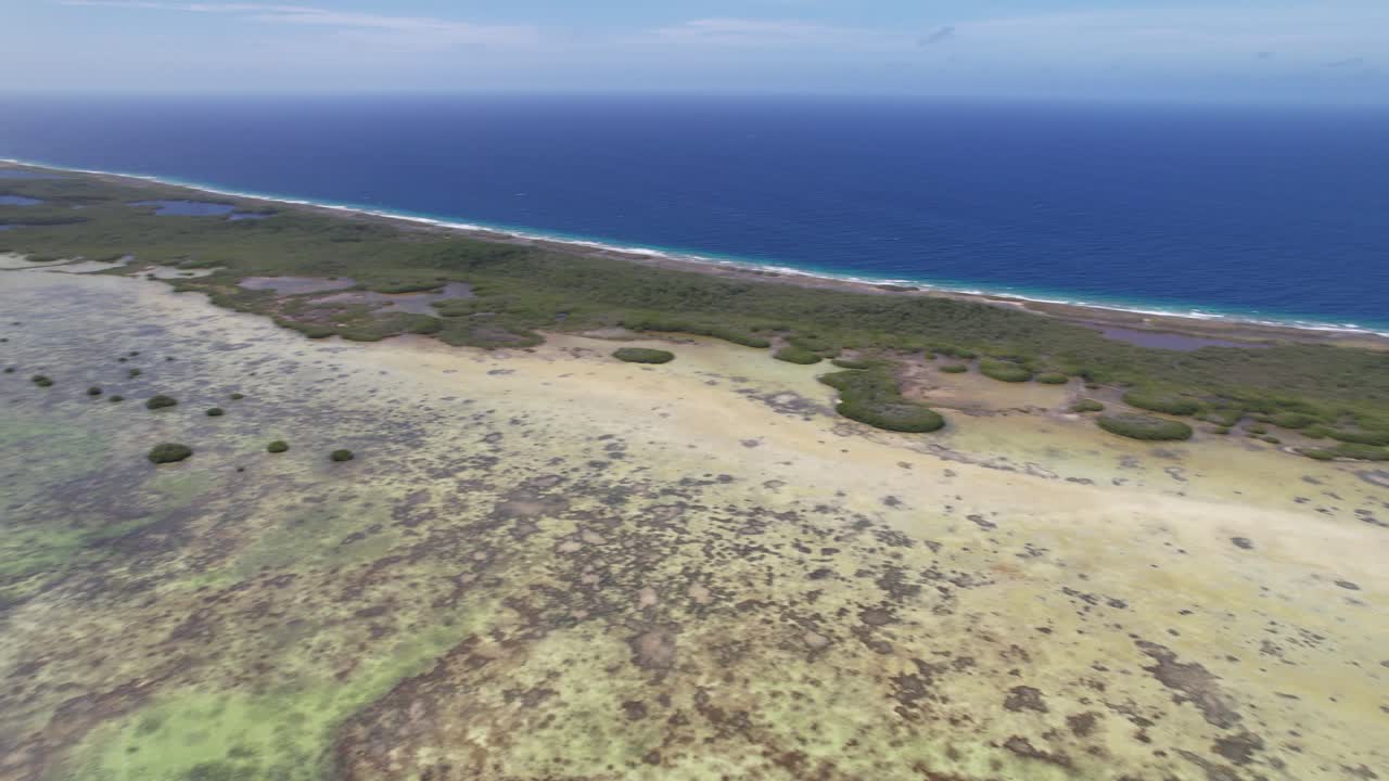 fotografía aérea de la barrera sur de los rocas sobre un humedal costero, un océano azul vibrante