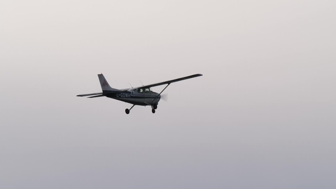 маленький пропеллерный самолет летит, небо на заднем плане