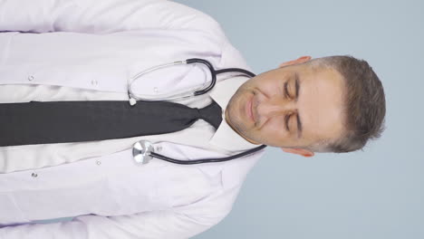 vídeo vertical de la declaración negativa del médico sobre la enfermedad.