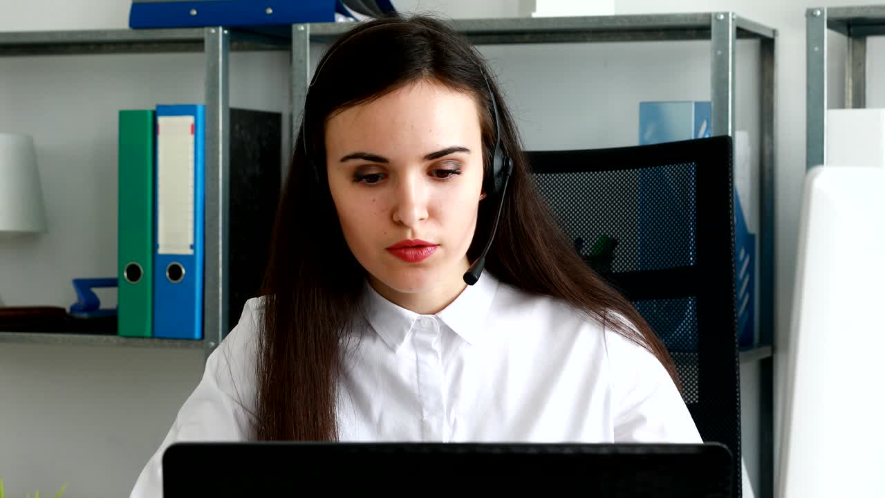 mujer hablando en auriculares en una oficina moderna