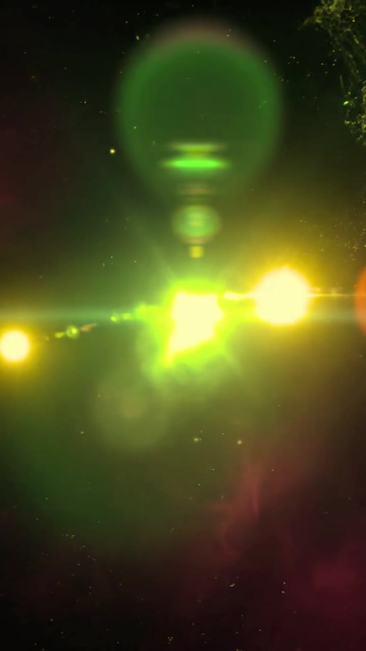 Stella luminosa con bagliori dell'obiettivo colorati in movimento attraverso una nebulosa nello spazio