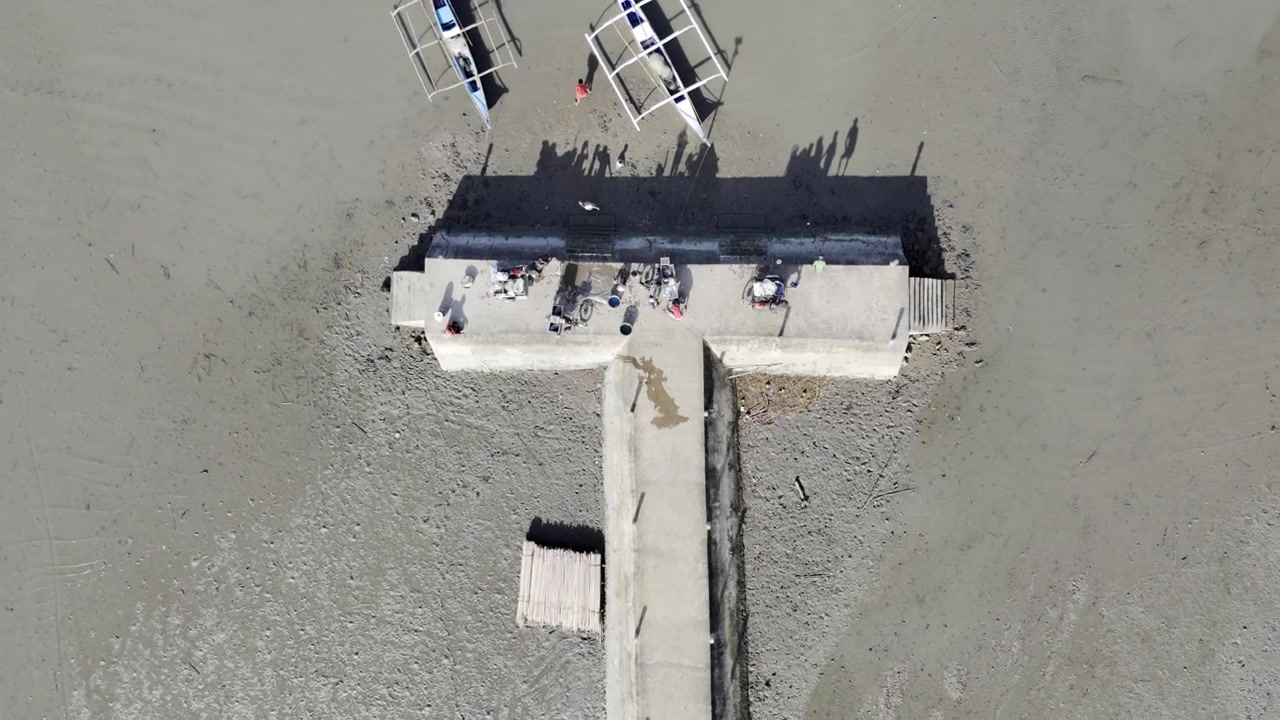 Vista aerea con drone: molo da pesca e acque costiere poco profonde nell'Inner Malampaya Sound, Taytay