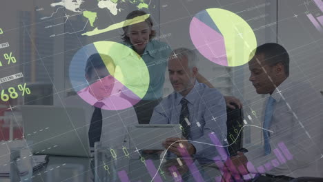 personas de negocios mirando una tableta digital con datos digitales y gráficos en primer plano