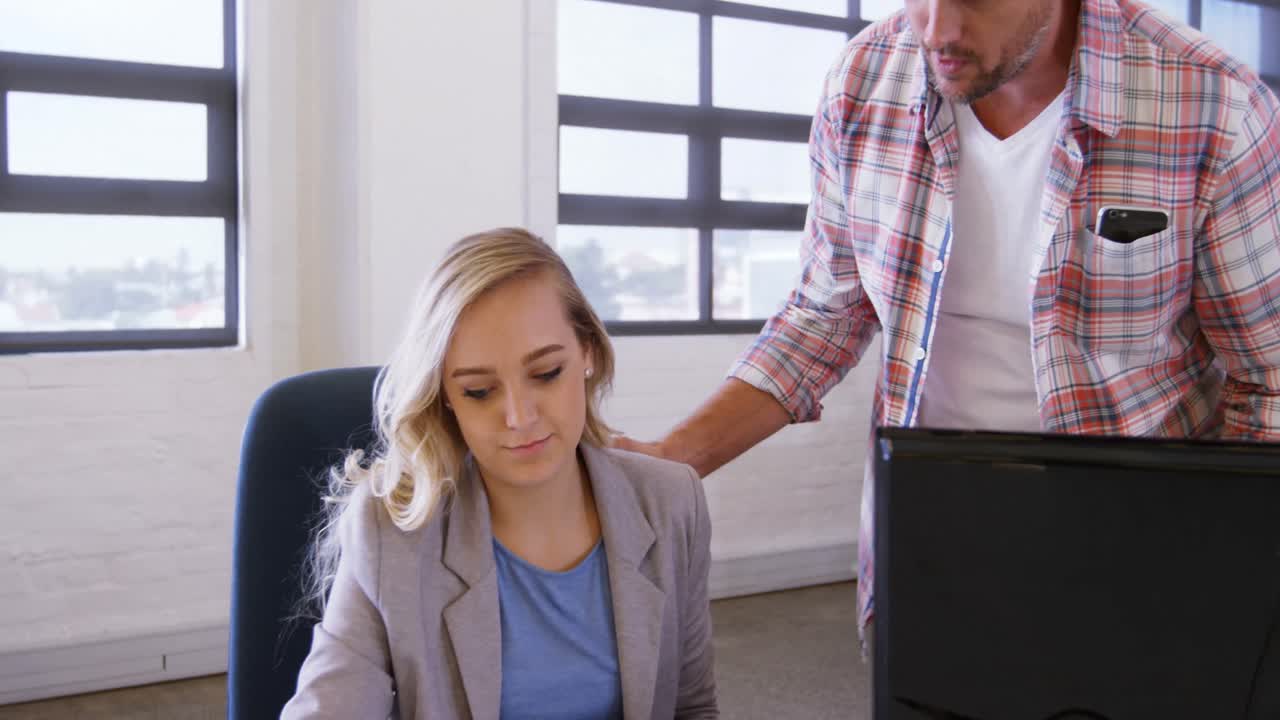 hombres y mujeres ejecutivos de negocios discutiendo sobre una computadora portátil