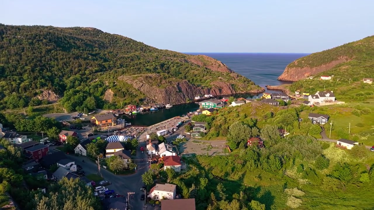 Sommeraften droneoptagelser over de farverige huse og havnen i Quidi Vidi i St. Johns, Newfoundland