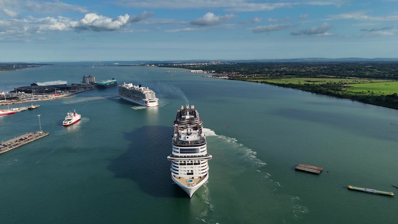 Veduta aerea di navi da crociera passeggeri che navigano nel terminal portuale di Southampton preparandosi per il viaggio