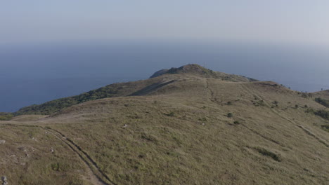 Toma-Abierta-Del-Paisaje-De-Tierras-Altas-Con-Campos-Verdes-Cerca-Del-Lado-Del-Océano,-En-Un-Día-Brillante,-Claro-Y-Soleado