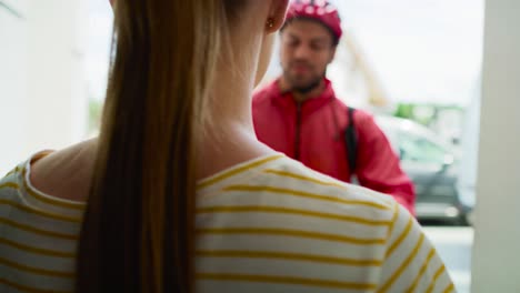 Video-of-bicycle-messenger-delivering-pizza-to-residential-customer.