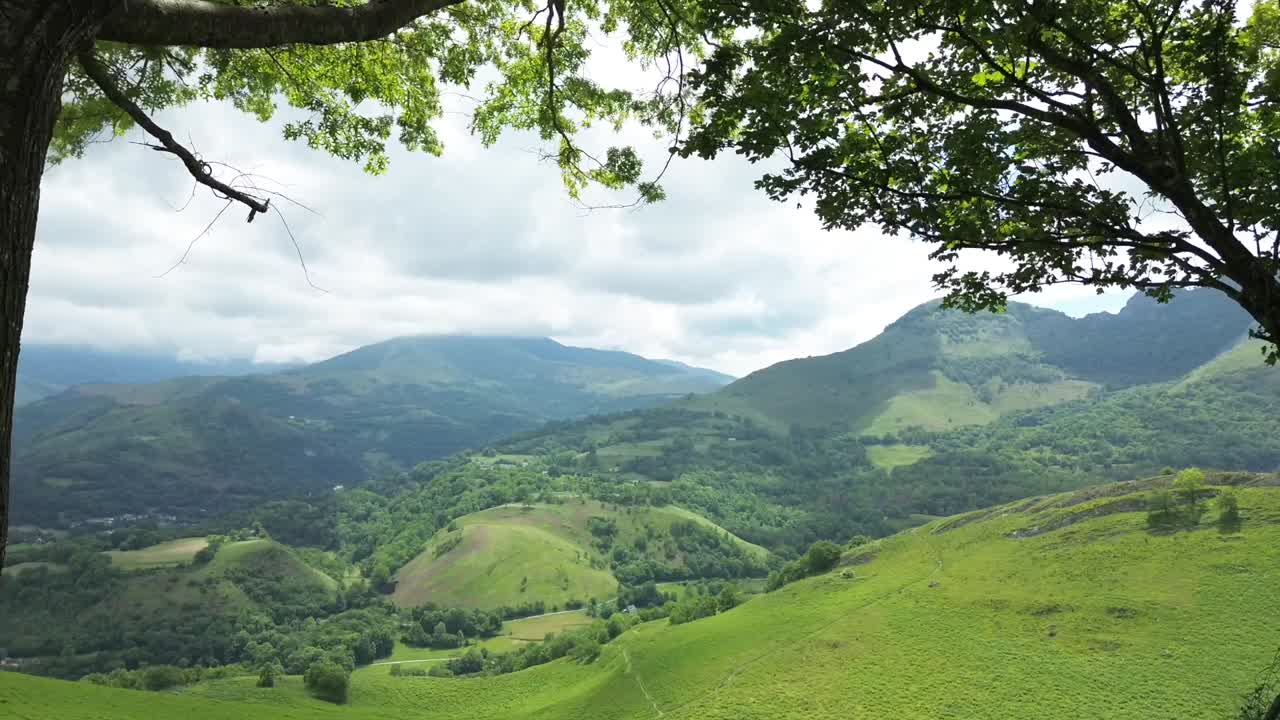 paisaje exuberante en las estribaciones de las montañas de los pirineos cerca de lourdes