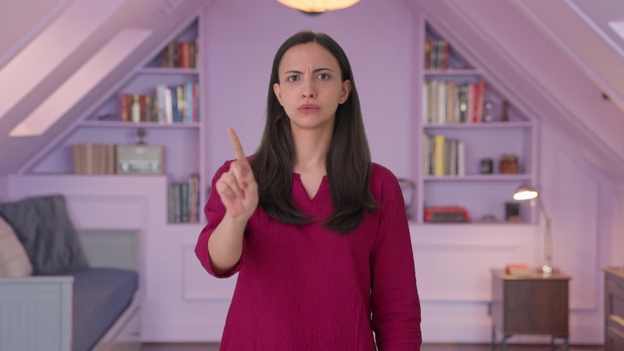 mujer india enojada diciendo que no