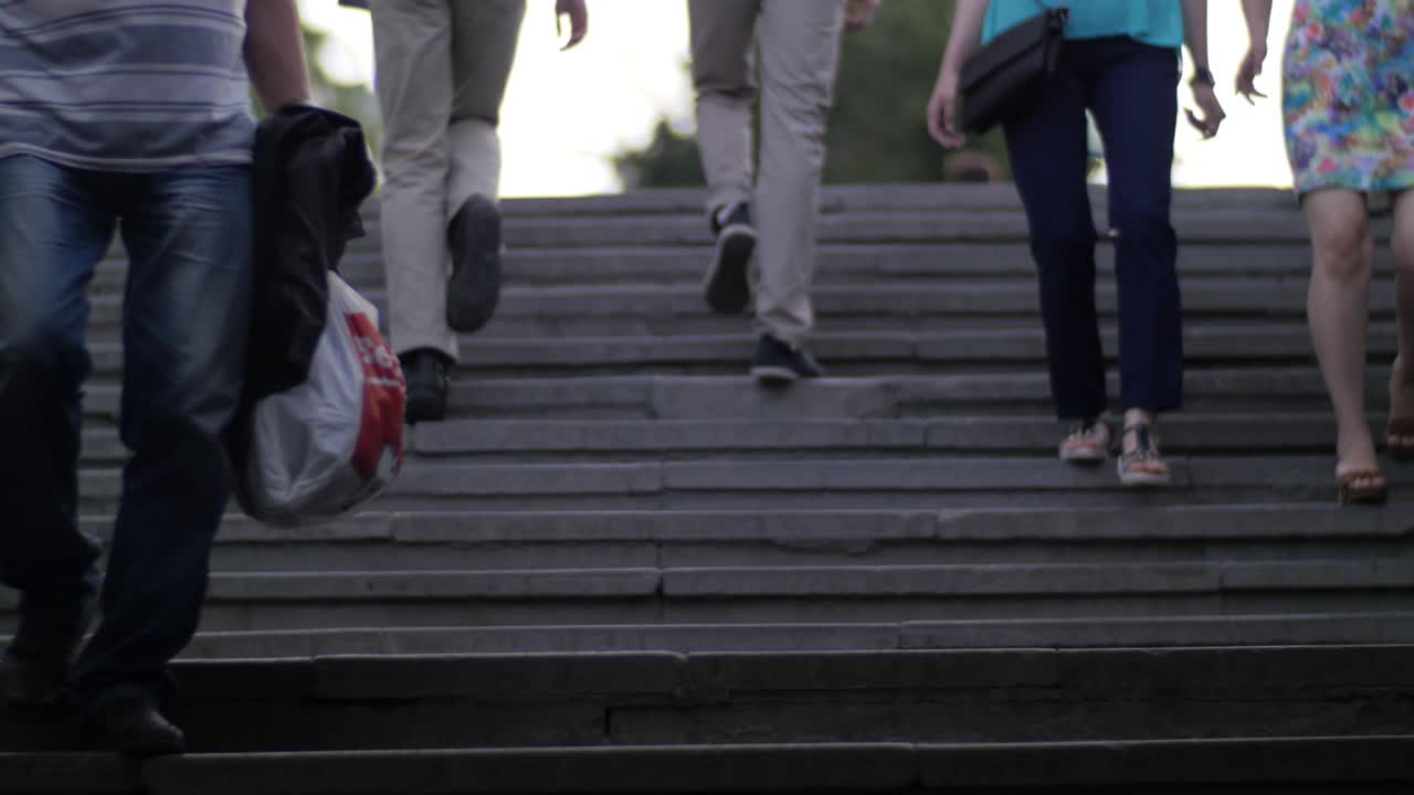 사람들이 계단을 올라가고 있습니다.