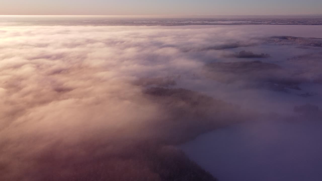 volando sobre nubes de niebla y bosques estacionales cubiertos de escarcha a la luz del amanecer