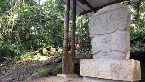 estatua de piedra cacique indígena tallada en 3300 b