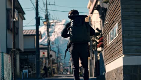este videoclip cinematográfico muestra a un mochilero paseando por una calle de la ciudad de shizuoka, con el majestuoso monte fuji cubierto de nieve en el fondo.