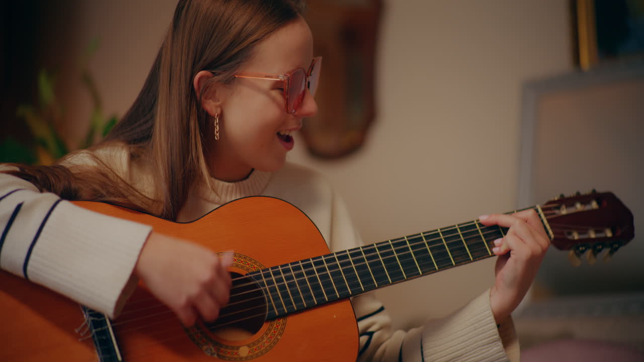 mujer tocando la guitarra escribiendo canciones componiendo música