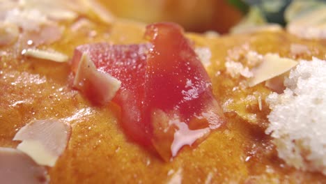 pastel del rey español para el día de la epifanía. roscon o rosca de reyes con frutas confitadas, azúcar y nueces