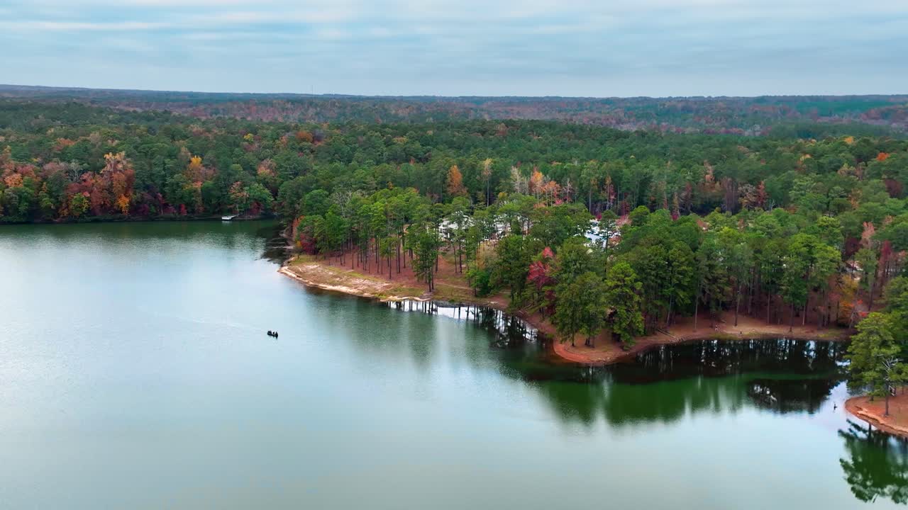 barco en un lago al atardecer en el parque indian springs durante el otoño
