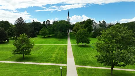 Movimiento-Del-Pedestal-Hacia-Abajo-En-La-Universidad-De-Middlebury