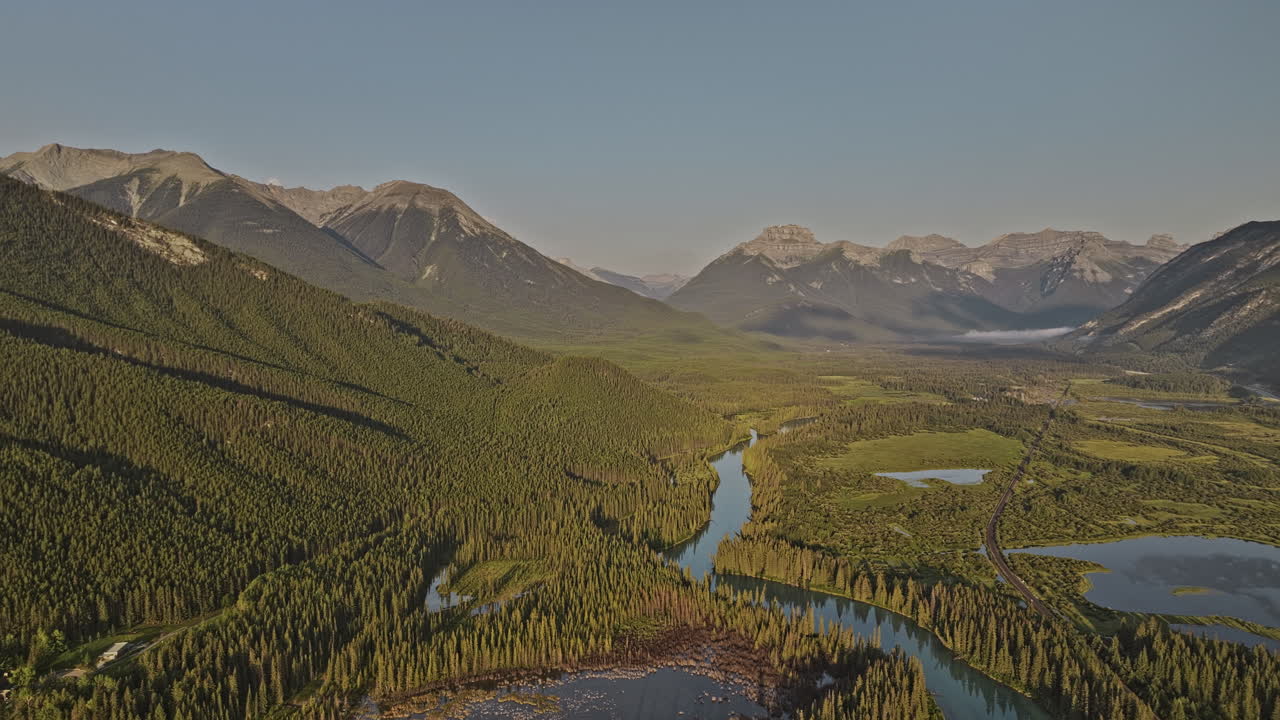 banff ab canada aerial v27 vistas panorámicas de drones sobre el río bow capturando el valle boscoso exuberante, el lago prístino y las cadenas montañosas de norquay al amanecer - filmado con mavic 3 pro cine - julio 2023