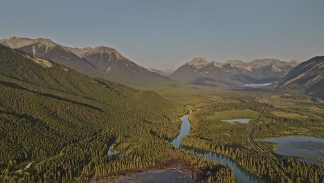 Banff-Ab-Canada-Vistas-Aéreas-V27-Panorámicas-Con-Drones-Sobrevolando-El-Río-Bow-Capturando-Un-Exuberante-Valle-Boscoso,-Un-Lago-Prístino-Y-Las-Cadenas-Montañosas-De-Norquay-Al-Amanecer---Filmado-Con-Mavic-3-Pro-Cine---Julio-De-2023