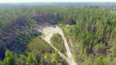 Vista-Aérea-De-Un-Antiguo-Pozo-De-Grava-Y-Un-Hermoso-Bosque-De-Coníferas-En-Verano,-Finlandia-Julio-De-2018