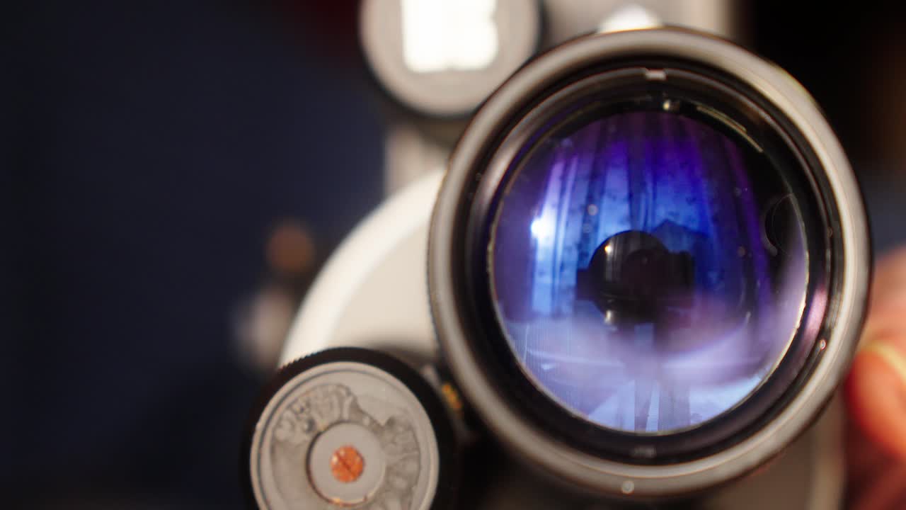 un disparo en la lente de una cámara de cine donde el cineasta abre la abertura