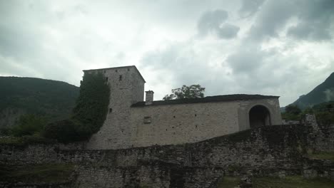 Día-De-La-Mañana-Brumosa-En-Konitsa,-Un-Pueblo-Tradicional-En-La-Región-De-Epiro-En-Grecia,-Antigua-Casa-De-Piedra-Cubierta-De-Arquitectura-Tradicional-De-Hiedra-Verde