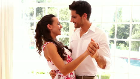 una pareja joven y atractiva bailando juntos.