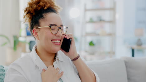 Mujer,-Llamada-Telefónica-Y-Riéndose-En-El-Sofá-Por-Diversión