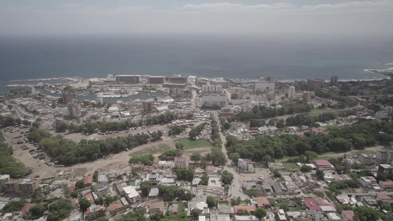 Ripresa drone in tilt-up che rivela la vulnerabilità dello sviluppo costiero denso dopo un forte terremoto a La Guaira, Venezuela. Video 4K Dlog