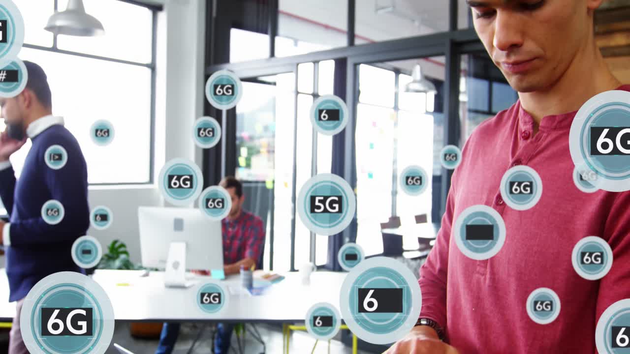 animación de símbolos y texto de 6g en círculos sobre hombre caucásico de pie y usando computadora portátil en la oficina