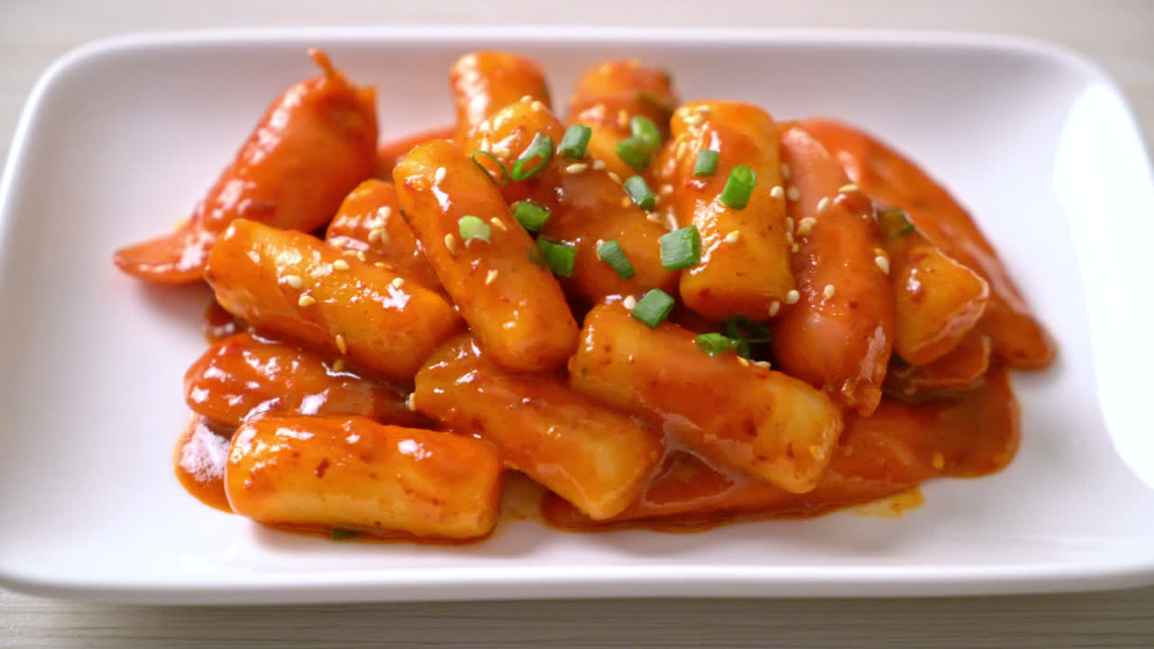 매콤한 소스에 소시지를 곁들인 한국식 떡볶이 - 떡볶이