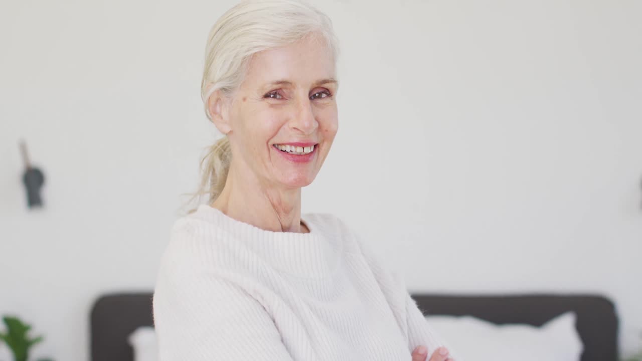 video de una mujer mayor caucásica feliz mirando a la cámara